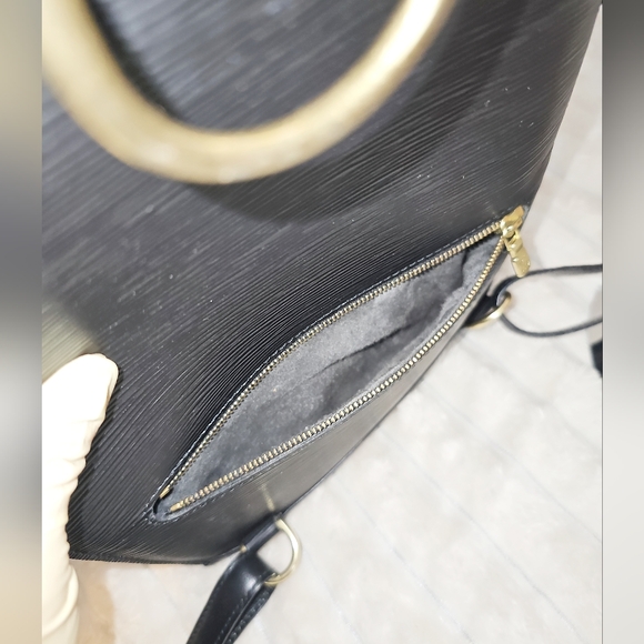 🔥😍GIFTABLE- Beautiful Condition 🔥😍 Authentic Louis Vuitton Epi Backpack - Picture 13 of 17